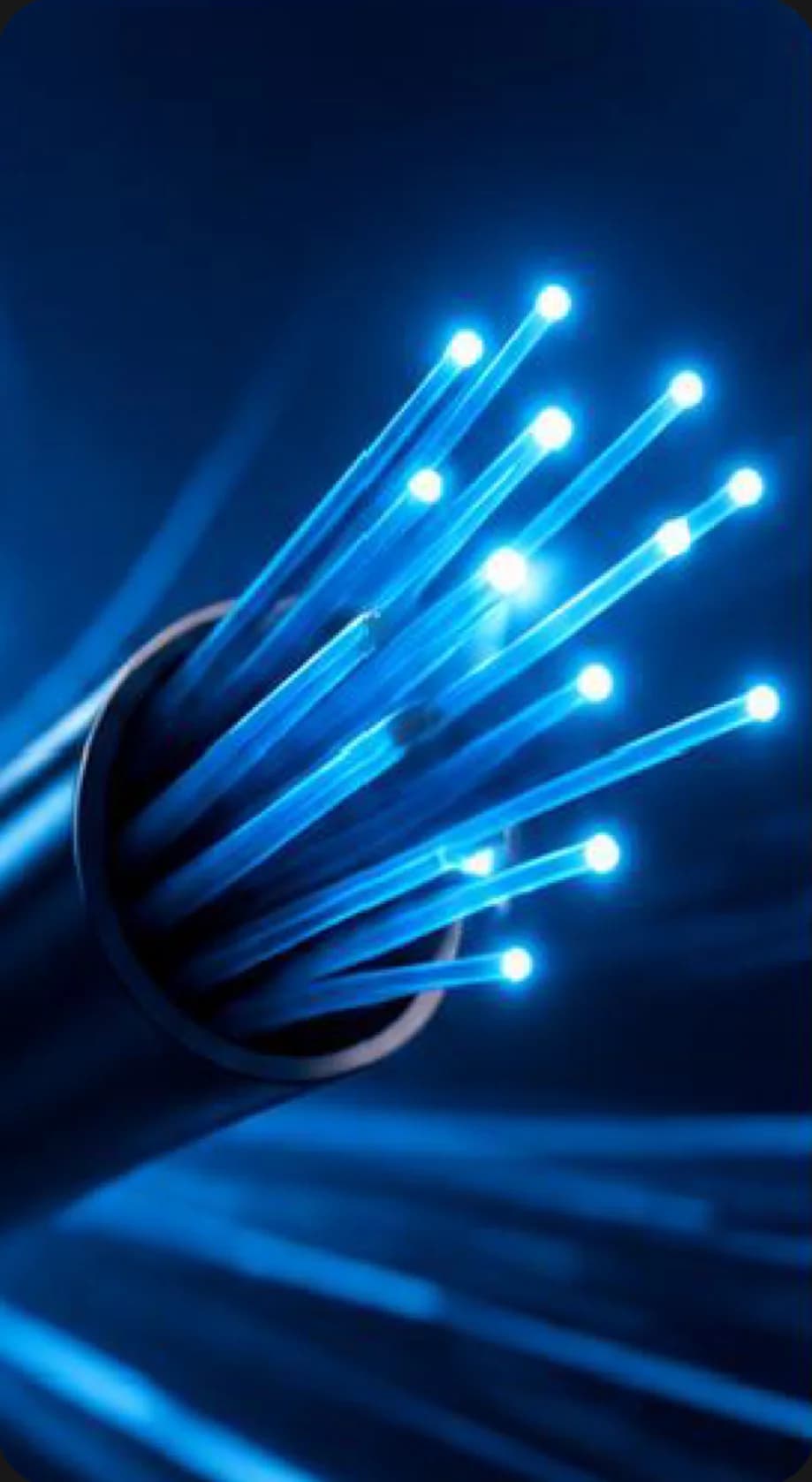 Ujung kabel serat optik yang menyala biru