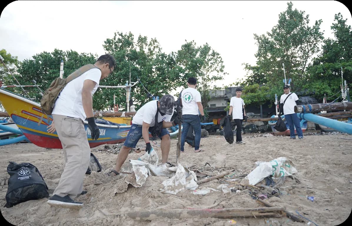 Kegiatan beach clean-up tim Varnion