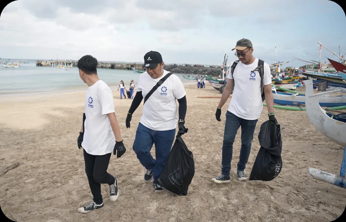 Kegiatan beach clean-up Varnion 5