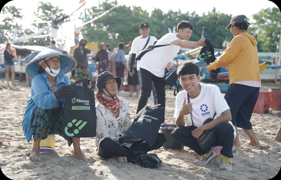 Kegiatan beach clean-up Varnion 6