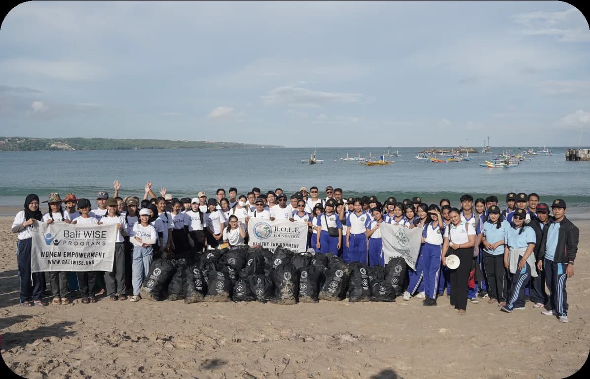 Kegiatan beach clean-up Varnion 7