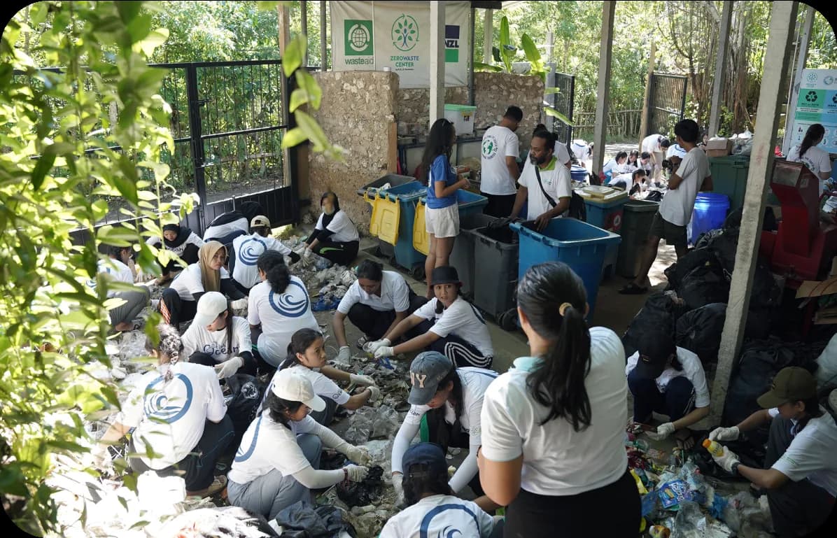 Kegiatan beach clean-up Varnion 8